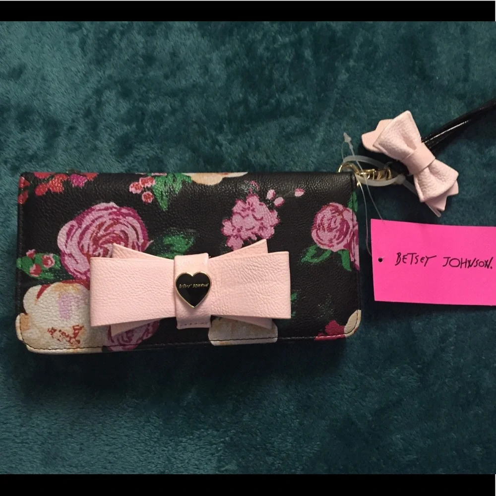 Betsey Johnson Beautiful Floral Bow Wristlet New - Picture 1 of 9